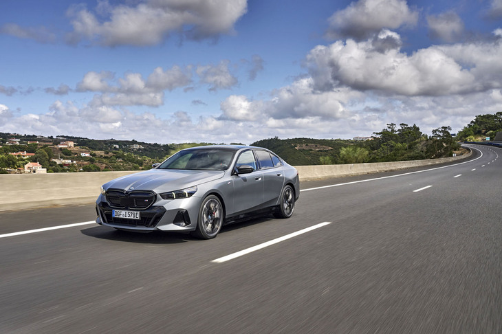 日本に導入されるのは「i5」のほか4気筒のガソリン＆ディーゼルエンジン搭載車のみ。直6エンジンモデルやプラグインハイブリッドモデルを導入せず、BEVの販売を拡大する意気込みの表明だという。