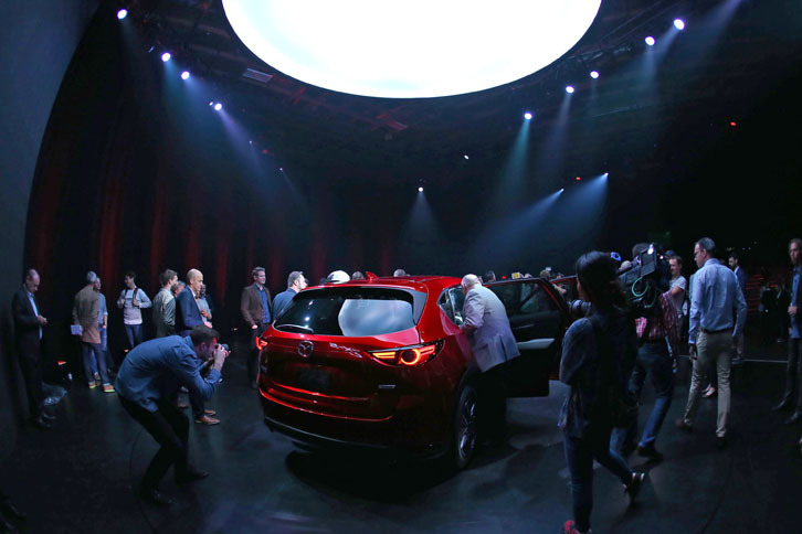 新型「マツダ CX-5」は日本では2017年2月に発売される予定。