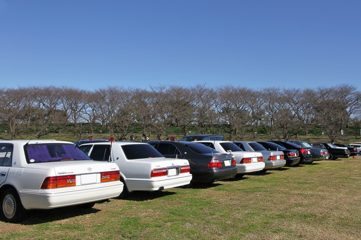 角張った尻が並んだバックショット。それにしてもいい天気だ。