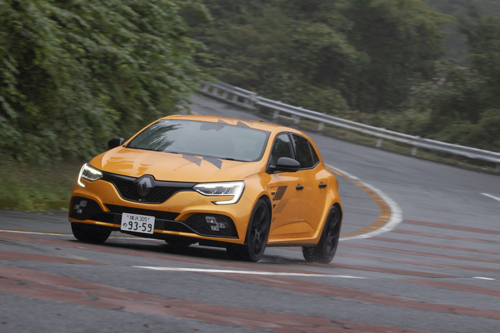 フロント：ストラット、リア：トーションビームの足まわりにはバンプストップラバーの代わりにサブダンパーを使う「HCC（ハイドローリックコンプレッションコントロール）」を採用している。