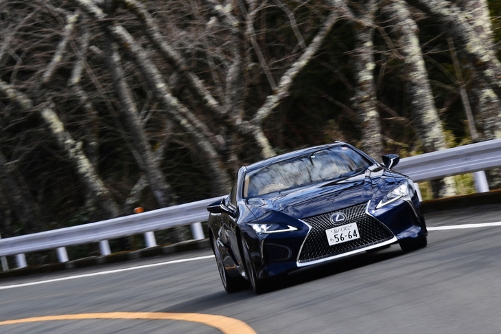 箱根のワインディングロードを行く「レクサスLC500h」。漫画界のレジェンドにして元レーシングドライバーの池沢早人師先生は「スポーツカーを“卒業”したおじさまにマッチしそうな、適度なスポーティーテイストを持ち合わせています」と、その走りを評価した。
