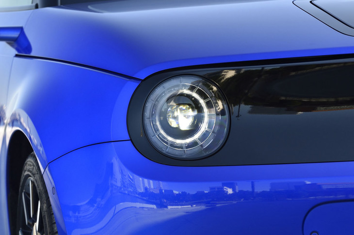 円形のLEDデイタイムランニングランプおよびプロジェクタータイプのオートライトコントロール機構付きLEDヘッドランプを装備。