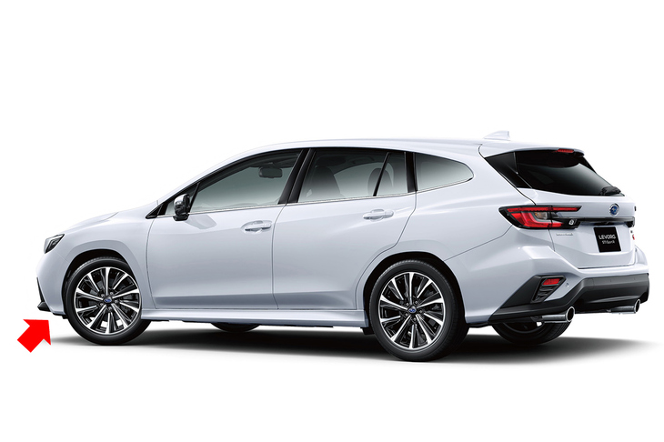 ……ご覧のとおり、斜め後ろから見ても、フロントタイヤの前にはオーバーハングが大きくはみ出して見える。ホイールベースの外側にボディーが見えると、たちまちスポーティー感がそがれてしまう。