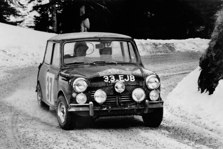 1964年のモンテカルロラリーを制したパディー・ホプカーク／ヘンリー・リドン組の「Miniクーパー」。Miniは伝統あるこのラリーを1964年、1965年、1967年と3度にわたり制している。