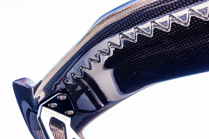 「テールゲートスポイラー（カーボン）」のウイング部分は効率が高いとされるNACA4412翼型になっていて、その裏側にはシェブロン形状のギザギザが刻まれている。直進時にダウンフォースが発生し、さらに旋回性と直進性をバランスさせるという。カーボン製で価格は36万3000円。