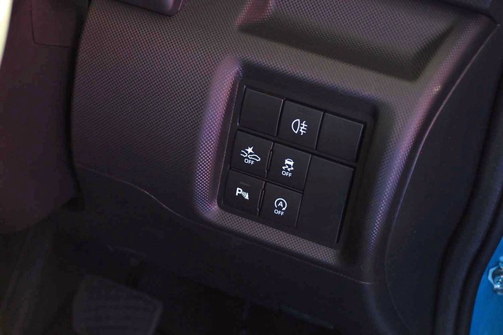 ダイハツ・ロッキーG（インストゥルメントパネルのスイッチ類）