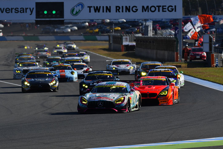 GT300クラスは、No.4 グッドスマイル 初音ミク AMG（谷口信輝／片岡龍也）を先頭に戦いの火ぶたが切られた。