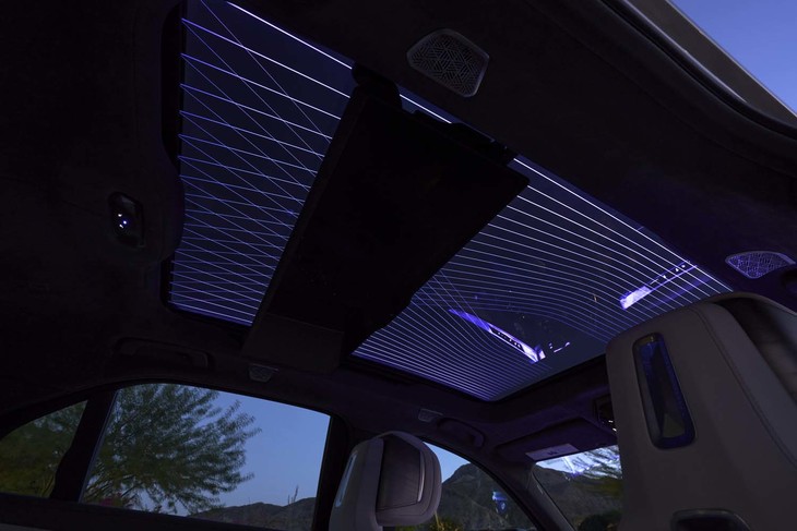 先代比でガラス面積が40％増加したというパノラミックサンルーフにはLEDによるアンビエント照明が内蔵される。中央のはりのように見える部分が31インチのインフォテインメントディスプレイだ。