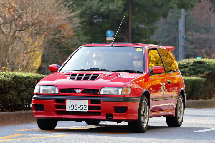 東京プリンスホテルから祝田橋交差点に向かう道（正式名称は「都道301号白山祝田田町線」とのこと）を行く「日産パルサーGTI-R」。1990年に登場した4代目パルサーに2リッター直4 DOHCターボエンジンとフルタイム4WDを搭載。「ラリーの日産」の復権を賭けたWRC参戦用のホモロゲーションモデル。
