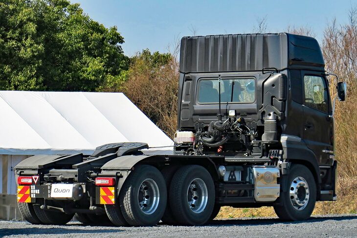 「クオン（Quon）」は2004年に登場した大型トラックであり、現行型は2017年デビューの2代目にあたる。2023年3月にトラクターが改良を受けたのに合わせ、実に13年ぶりとなる6×4モデルの新型「GW」が登場した。