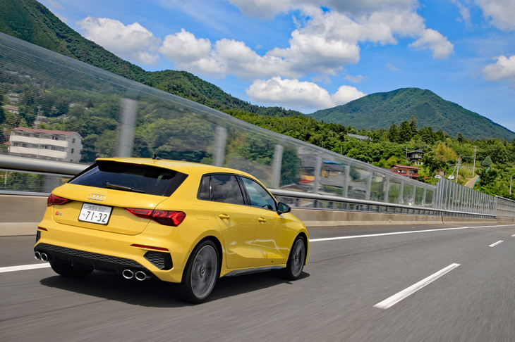 高速巡航時にアクセルを緩めると、即座にコースティング走行に移行。エンジンをドライブトレインから切り離し、空走させることで燃料消費を抑制する。