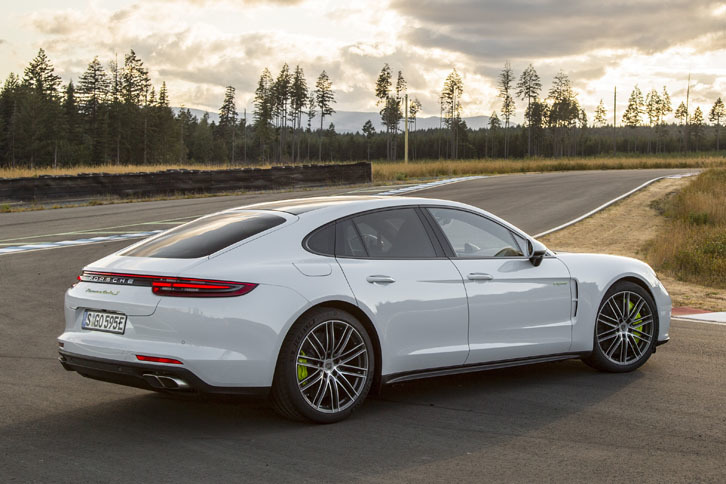 「パナメーラ ターボS E-ハイブリッド」の車両重量は2310kg。同じ4リッターV8エンジンを積む「パナメーラ ターボ」よりも270kg重い。