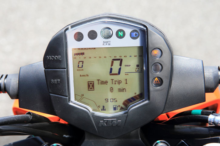 「250デューク」には、「390」や「125」とは異なるタイプの液晶メーター（写真）が装着される。