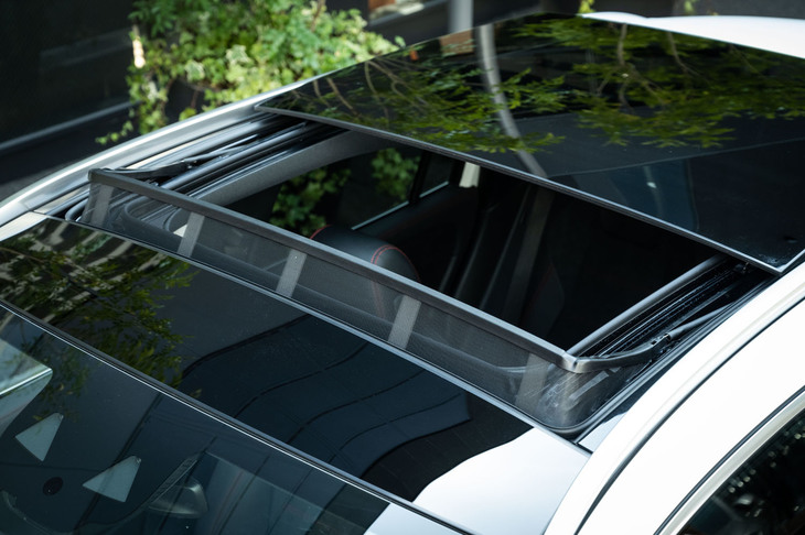 メルセデス・ベンツEQA250（サンルーフ）