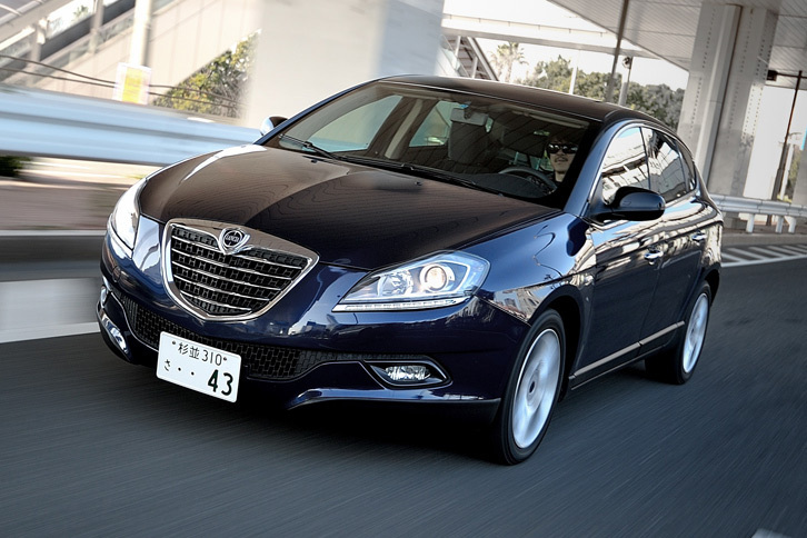 愛車の「ランチア・デルタ1.6マルチジェット」。（写真＝池之平昌信）