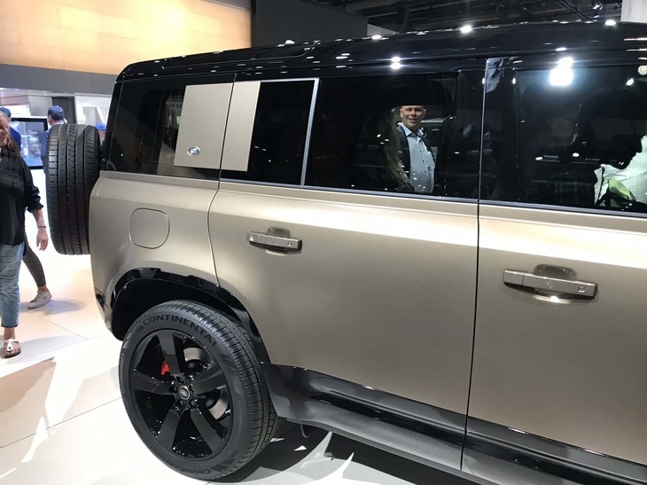 ランドローバー・ディフェンダー110（リアドア）