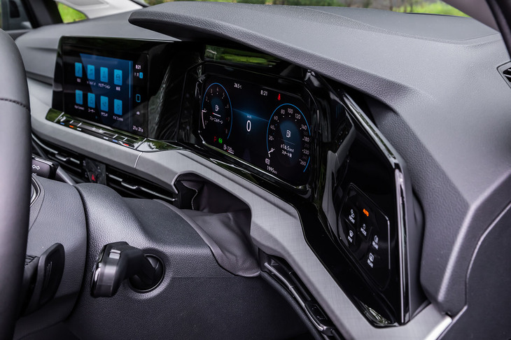 ランプ類のスイッチパネルとメータークラスター、センターコンソールディスプレイを一体化したようなデザインが特徴となる「ゴルフヴァリアント」のインストゥルメントパネル。タッチ式スイッチを全面的に採用し、デジタル化による先進性が演出されている。