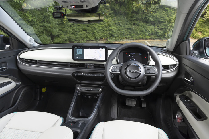 ダッシュボードは大胆なオーバル形状。2本スポークのステアリングホイールは1955年登場の「フィアット600」がモチーフだという。