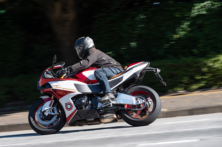 「ビモータKB4」は生産台数に限りがあるため、販売は基本的に期間を区切っての購入者募集と（販売予定台数を超えた場合には）抽選を経て行われる。気になる人はビモータのオフィシャルサイトをチェックするか、ビモータの正規取扱店に問い合わせてみよう。