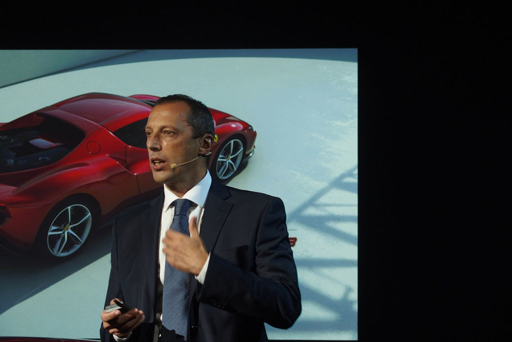 「フェラーリ296GTB」発表イベントで車両説明を行った、フェラーリ・ジャパンの代表取締役社長フェデリコ・パストレッリ氏。