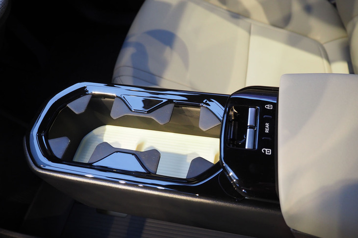 ボルボEX30クロスカントリー（用品装着車のカップホルダー）