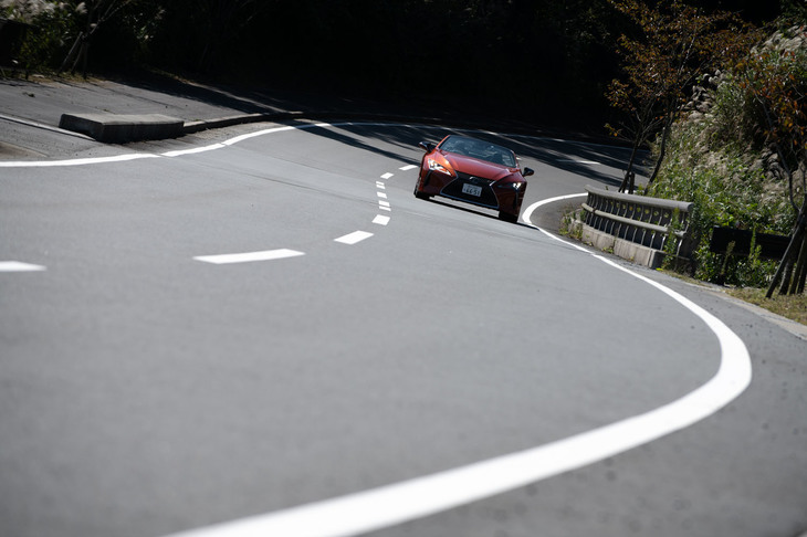 コーナリング性能を高めるべく、「LC500コンバーチブル」にはクーペの“Sパッケージ”に装備されるトルセンLSDがオプション設定される。