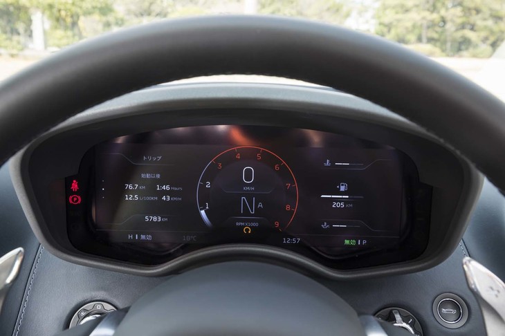 液晶タイプのメーターパネル。ハンドリングとパワートレインのモード設定に合わせて、表示デザインが変化する。