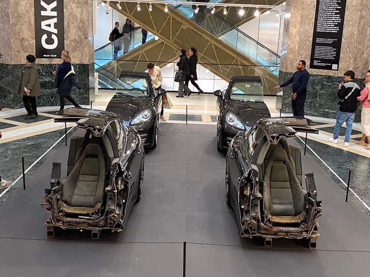 イングヴィ・ホーレン作『CAKE』。今日のスポーツカーが抱えた矛盾点を鋭く突いている。