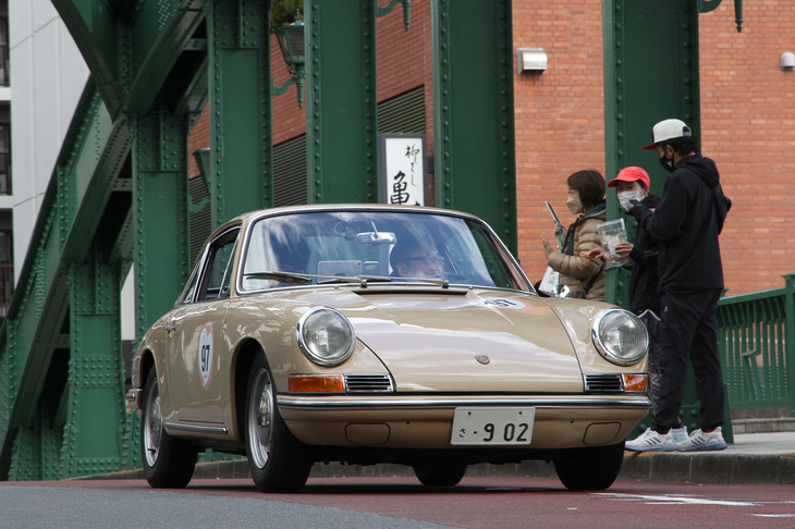 1965年「ポルシェ912」。ナロー「911（901）」のボディーに「356」用の1.6リッターフラット4を搭載したモデル。
