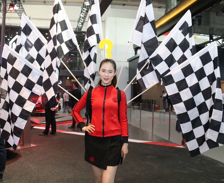 上汽MG（名爵）のブースで。故・赤塚不二夫による漫画のキャラクター「ハタ坊」を思いだしてしまった。