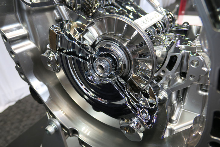 トルクコンバーターについてもダンパーを低剛性化。静粛性の向上と、燃費性能の改善を図っている。