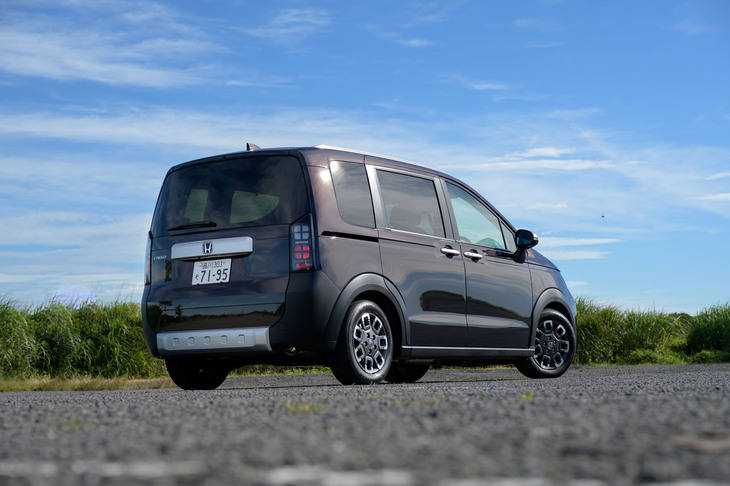 ちょっと古い数字だが、発売1カ月後の2024年7月27日にホンダが発表した新型「フリード」の初期受注台数は約3万8000台。「クロスター」の純ガソリンモデルが占める割合はそのわずか3％とのこと。