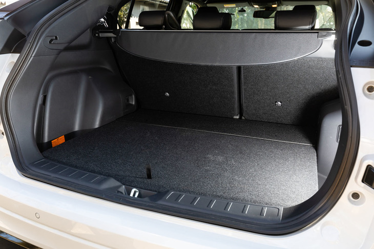 荷室容量は359リッター（VDA計測値）。かさばる走行用バッテリーを搭載するPHEVでありながら、床下収納も設けられている。