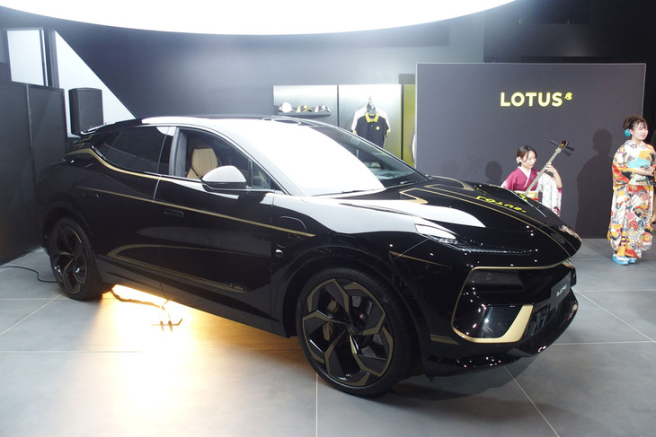 「ロータス仙台」のショールームに展示された特別仕様車「ロータス・エレトレ タイプ79」。