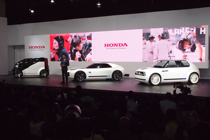 メインステージ上には、個性の異なる3台のコンセプトモデルが並んだ。