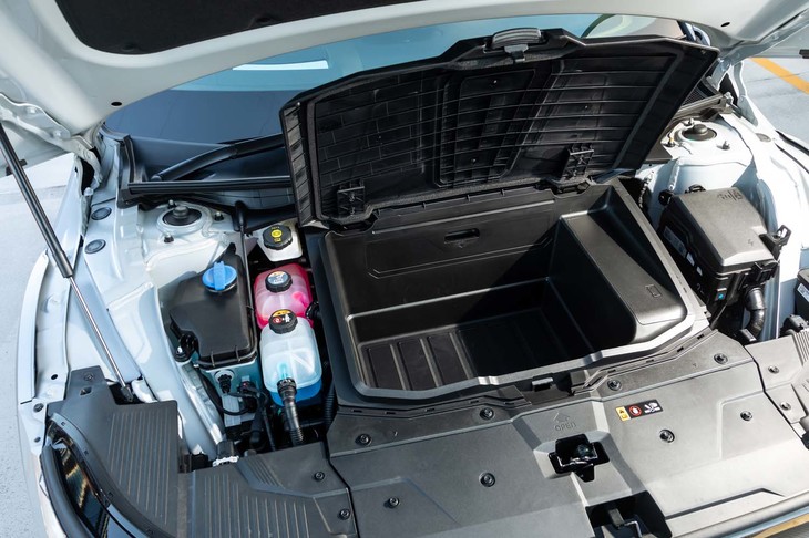 フロントには荷物の積載スペースが確保される。容量は後輪駆動の試乗車の場合で57リッター。四輪駆動車では24リッターとなる。