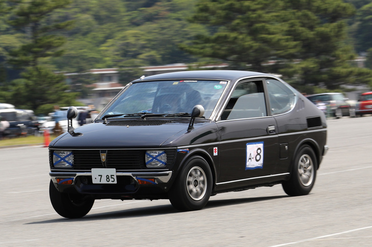 ここからは1000cc以下のノーマル車両および500cc以下の軽自動車によるAクラス（出走8台）の参加車両。この「スズキ・フロンテクーペGXCF」は5位となった。