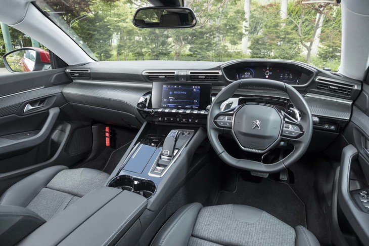 ステアリングの上にメーターパネルを見る、プジョー車ではおなじみの「i-Cockpit」。ダッシュボードまわりの構成は5ドアハッチバック車と変わらない。