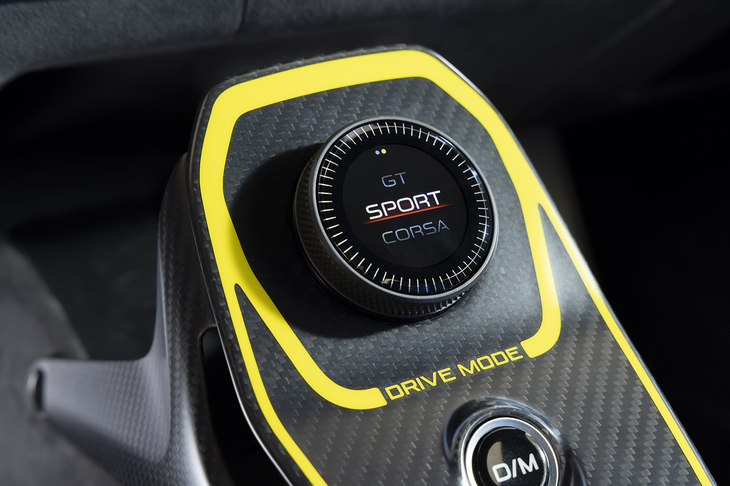 ドライブモードセレクターはセンターコンソールのスクリーン付きダイヤル。モードは「GT」「スポーツ」「コルサ」にオプションの「コルサEvo」を加えた全4種類。