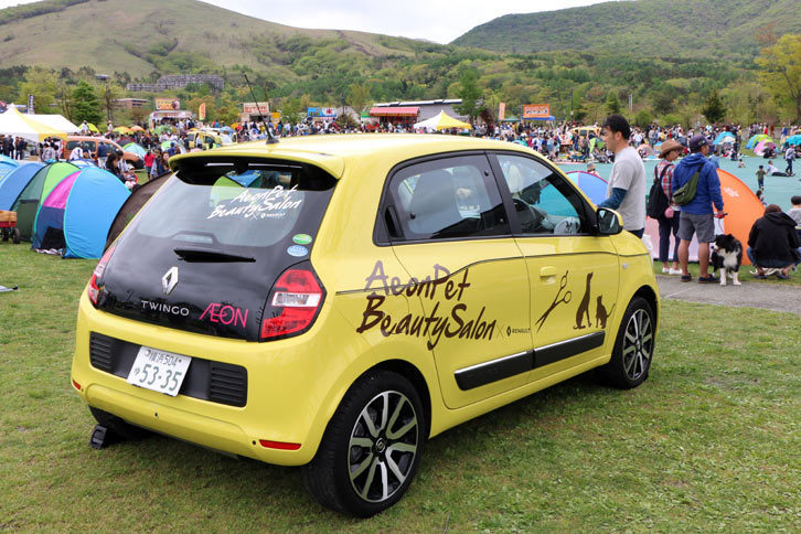 イオンペットとのコラボカーとなった「トゥインゴ」。こちらも同イベントで初披露された一台だ。