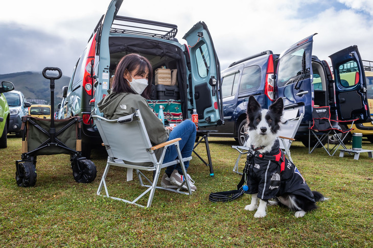 「写真を撮らせて」とお願いすると、お行儀良くポーズを決めてくれたワンちゃん。ファッションもきまっています。