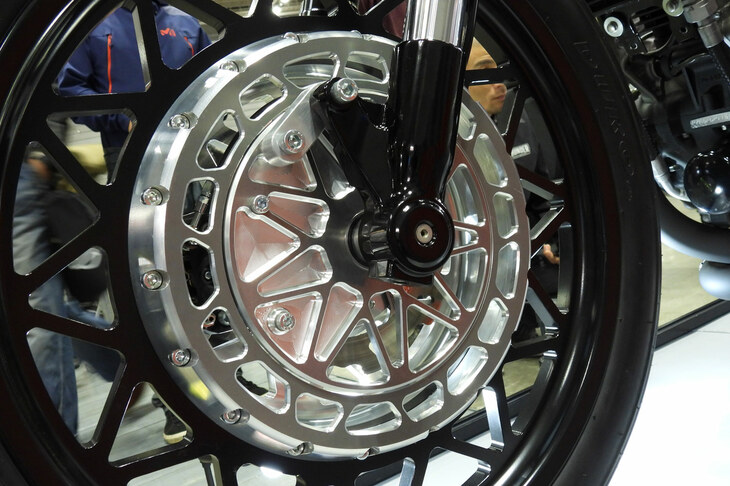 フロントブレーキはハブにディスクを内蔵したインボードディスク構造としている。