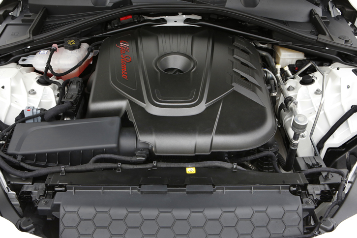 新型2.2リッター直4ディーゼルエンジンはアルファ初のオールアルミ製。180ps仕様では450Nm（45.9kgm）を生み出す。アイドリングストップ機能が標準で備わる。