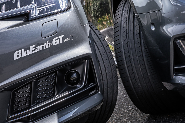 「BluEarth-GT AE51」（写真左）と従来モデルとなる「BluEarth-A 」（写真右）を同じ「アウディA4」で履き比べる。ウエット走行はできなかったが、同一コースを同様のスピードで走り、乗り心地の向上やロードノイズの削減など、6年分の進化を感じ取ることができた。
