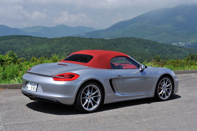 ポルシェ・ボスクターS
    ボディーサイズ：全長×全幅×全高＝4374×1801×1281mm／ホイールベース：2475mm／車重：1320kg／駆動方式：MR／エンジン：3.4リッター水平対向6 DOHC 24バルブ／トランスミッション：6段MT／最高出力：315ps/6700rpm／最大トルク：36.7kgm/4500-5800rpm／タイヤ：（前）235/35ZR20 （後）265/35ZR20／価格：740万円