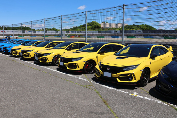 こちらは2020年秋に限定200台で発売された、先代「シビック タイプR」の「リミテッドエディション」群。特別なボディーカラー「サンライトイエローII」がまぶしい。