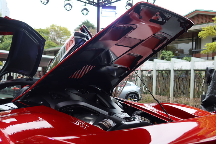 フェラーリF80（エンジンルームとボンネット）