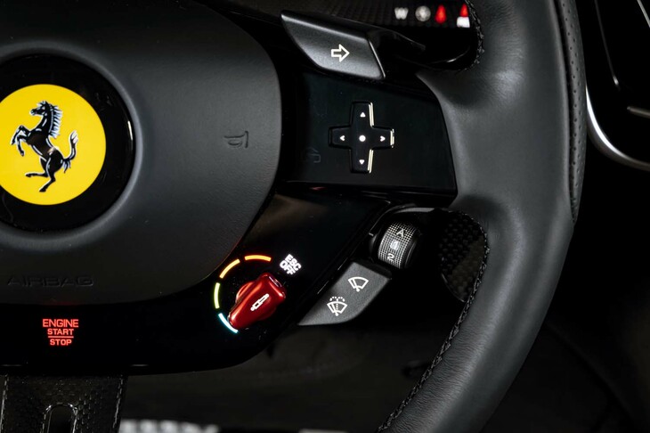 フェラーリ・ローマ スパイダー（ステアリングスイッチ）