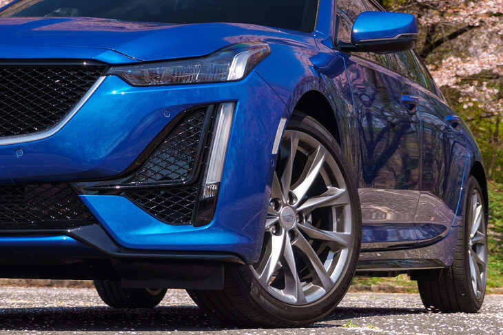 「CT5」のグレードは「プラチナム」と「スポーツ」（写真）の2種類。後者にはワンサイズ大きな19インチのホイールが装備されるほか、駆動方式も4WDとなる。