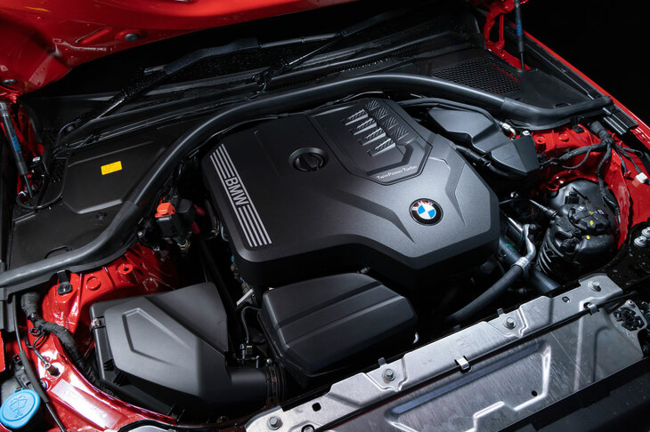 最高出力184PS、最大トルク300N・mを発生する「320i」の2リッター直4ガソリンターボエンジン。電動アシスト機構は装備されておらず、燃費はWLTCモードで13.0km/hとされている。